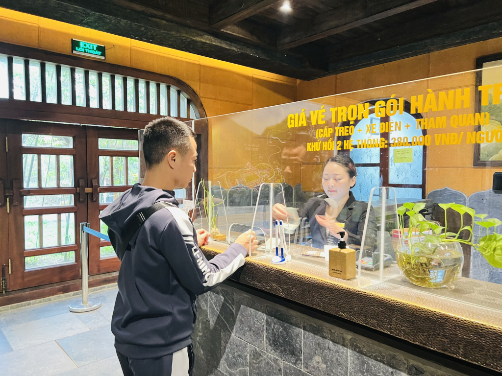 Nhân viên Công ty CP Phát triển Tùng Lâm bán vé cáp treo lên Yên Tử.