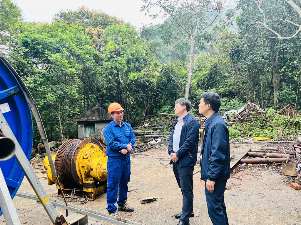 Anh Phạm Văn Lượng (ngoài cùng, bên trái), Giám đốc Kỹ thuật Hoàng Long, Công ty CP Phát triển Tùng Lâm chia sẻ về sáng kiến.