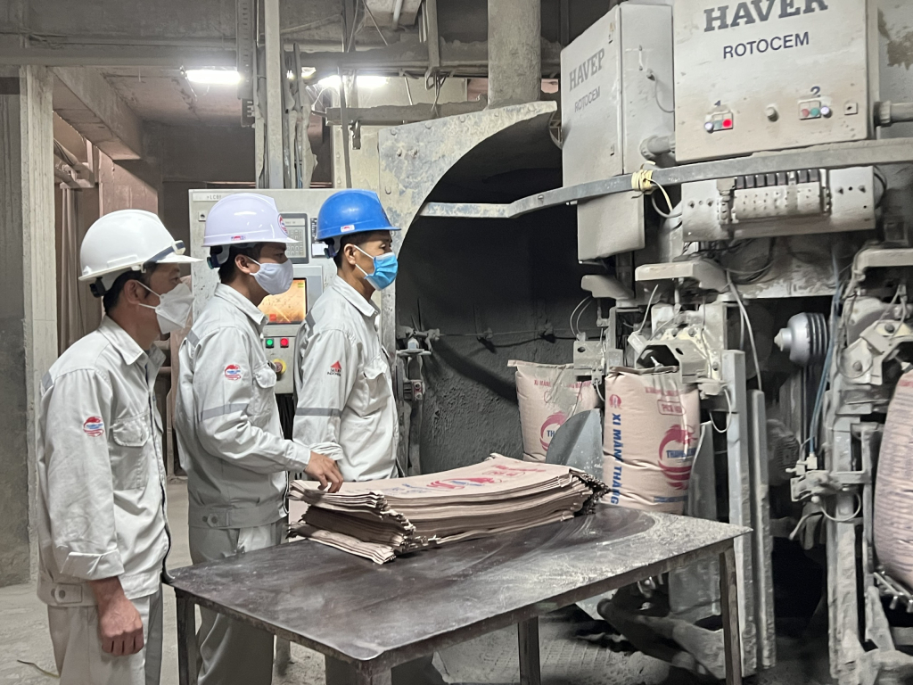 Đóng bao xi măng tại Công ty CP Xi măng Thăng Long.