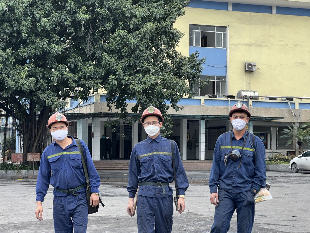 Thợ mỏ Công ty Than Dương Huy (TKV) vào ca sản xuất.