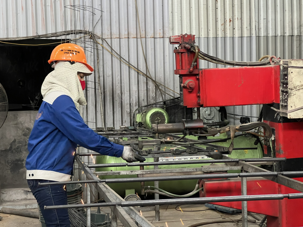 CNLĐ ngày càng nâng cao về trình độ và tay nghề (Sản xuất tại Công ty CP Thiết kế và Phát triển công nghệ xây dựng).