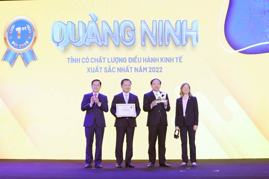 Secretary of the provincial Party Committee, Nguyen Xuan Ky, received the award.