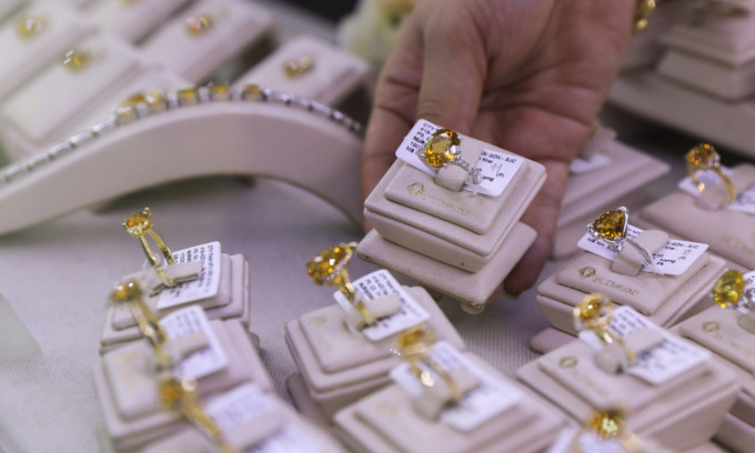 Gold prices edge lower