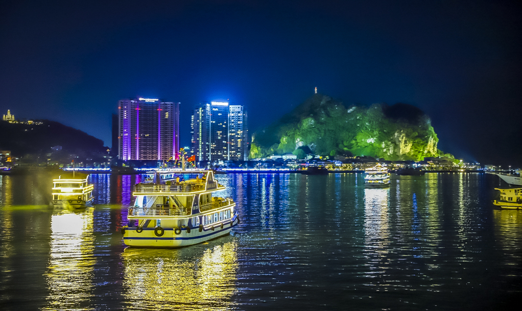 Night cruise tours in Ha Long Bay