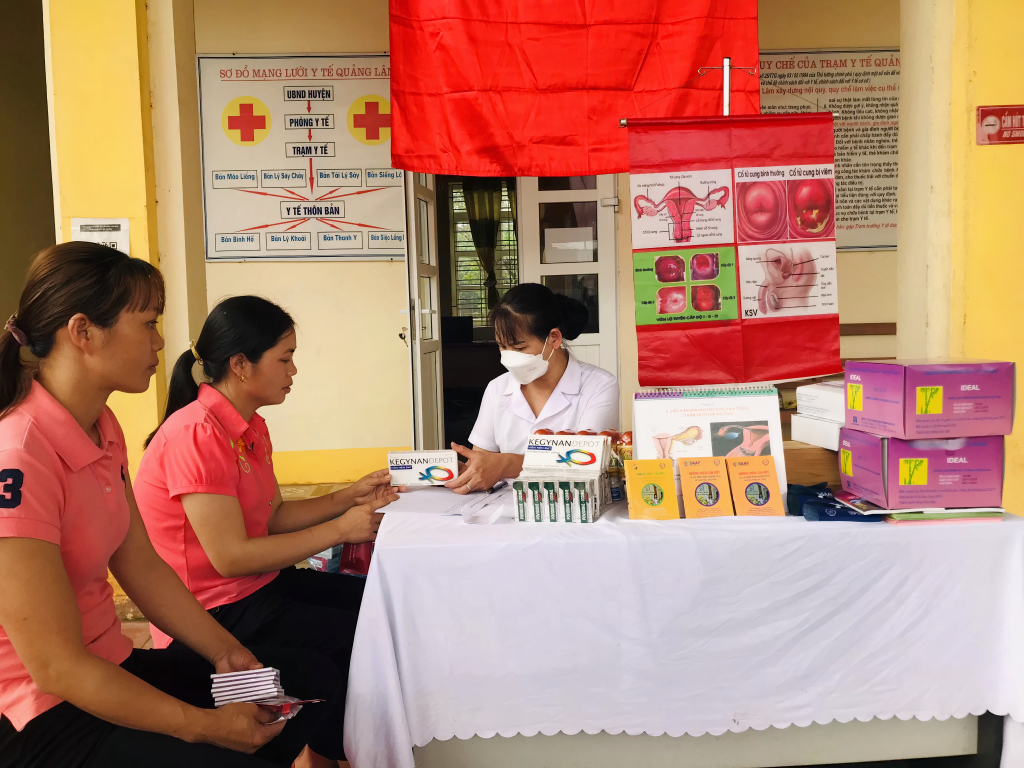 Hội KHHGĐ tỉnh cấp phát thuốc, tư vấn SKSS cho người dân trên địa bàn xã Quảng Lâm (huyện Đầm Hà).