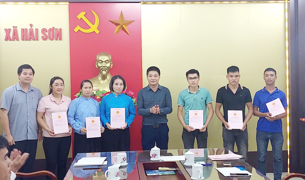 TP Móng Cái trao GCNQSDĐ cho người dân xã Hải Sơn