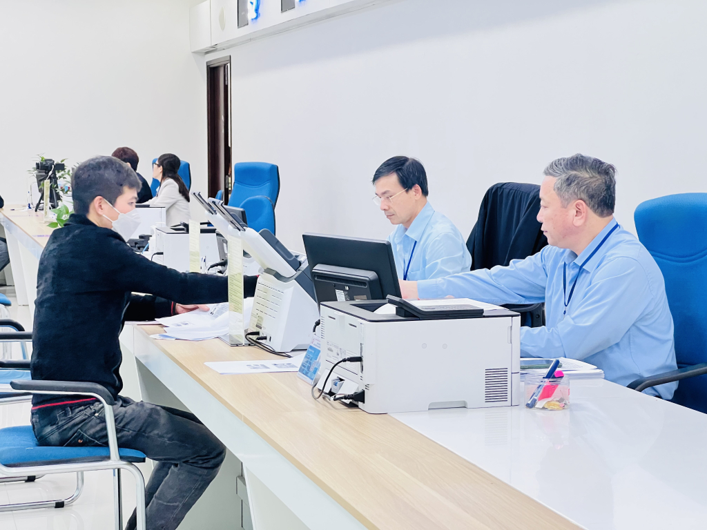Cán bộ làm việc tại Trung tâm phục vụ hành chính công Quảng Ninh luôn thực hiện tốt bộ quy tắc ứng xử.