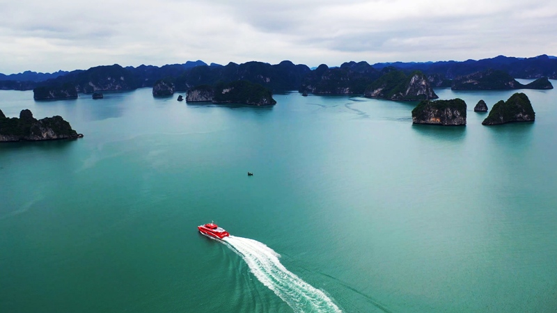 The picturesque beauty of Ha Long Bay