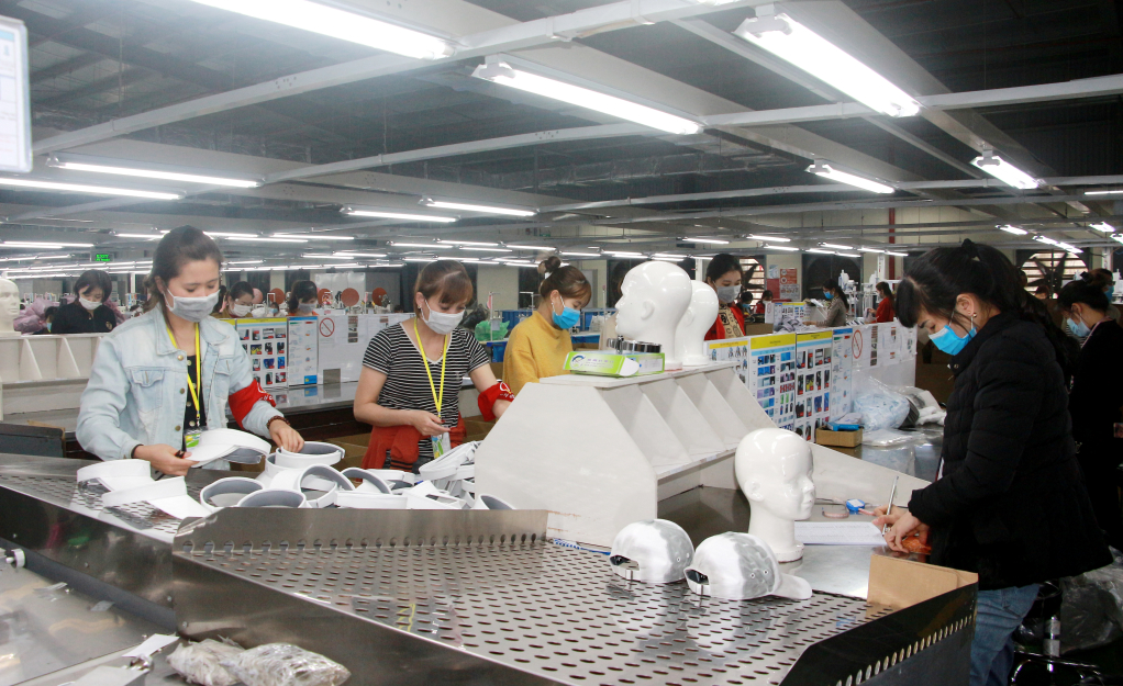 Sản xuất mũ xuất khẩu tại Công ty TNHH Dệt may Weitai Hạ Long. Ảnh: Mạnh Trường