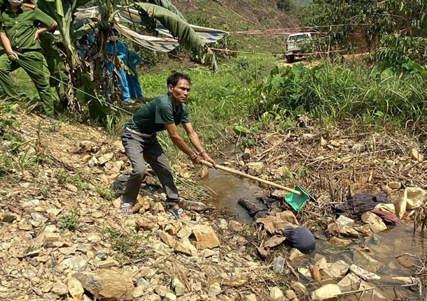 Mau thuan khi uong ruou, bo vo giet con re roi nem xuong suoi phi tang hinh anh 1