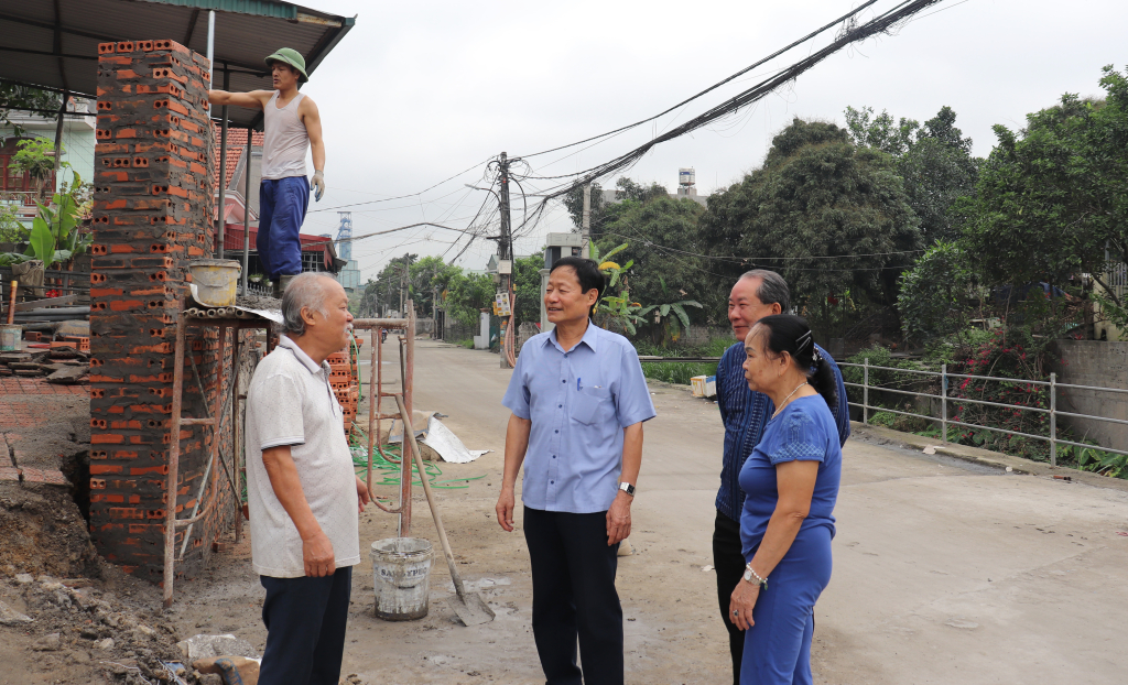 Bí thư chi bộ, Trưởng khu 4 Nguyễn Văn  Nhận (phường Hà Tu, TP Hạ Long) cùng các đảng viên trò chuyện với các hộ dân trong khu.