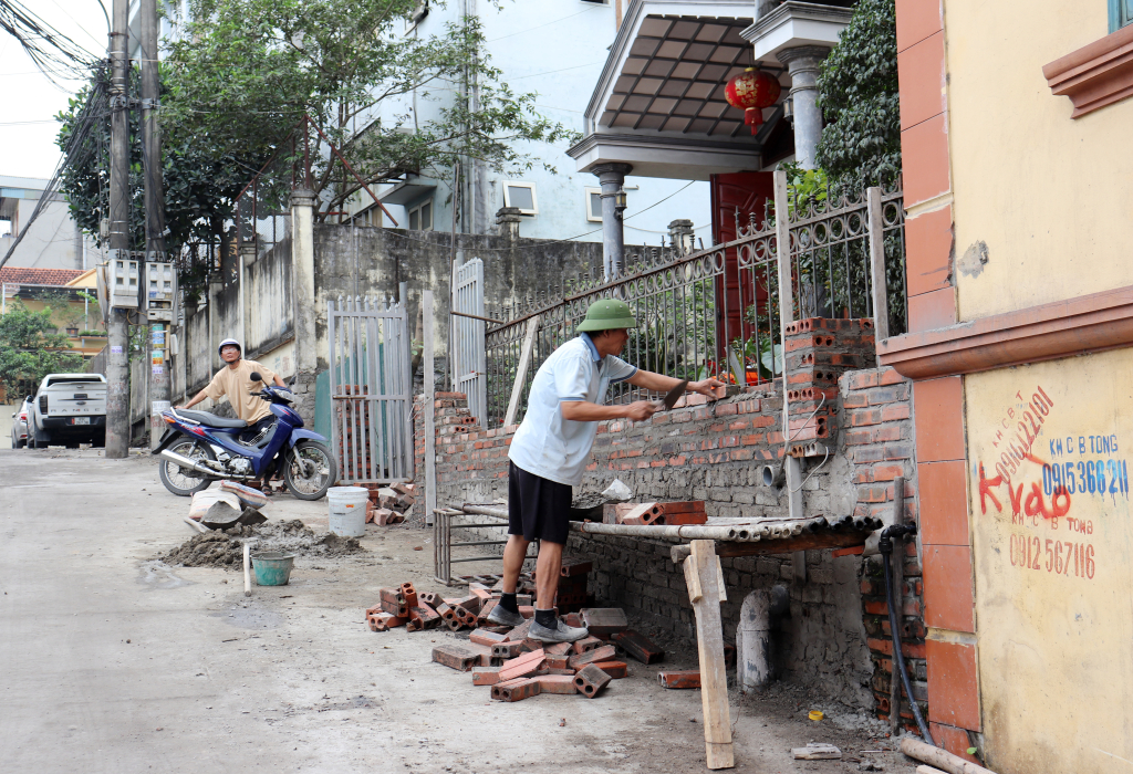 Nhân dân khu 4, phường Hà Tu tự nguyện phá dỡ công trình, hiến đất làm đường và tự bỏ tiền xây dựng cổng và tường rào của gia đình.