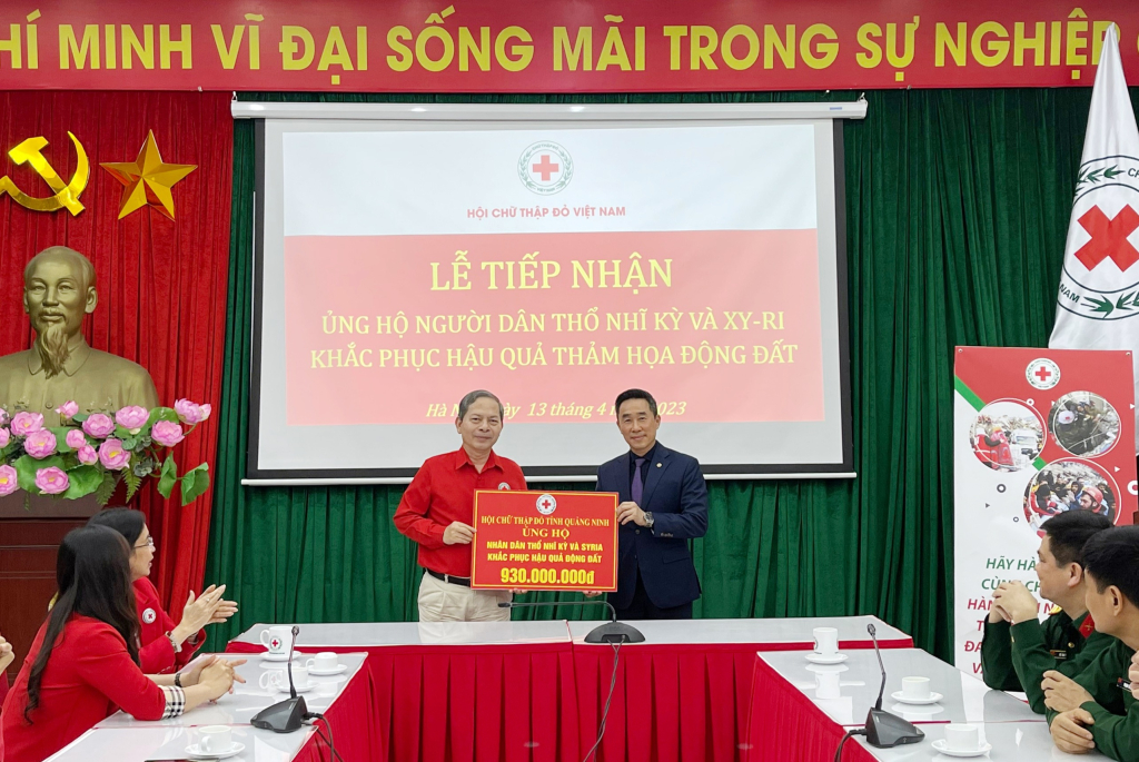 Ông Vũ Hồng Hải, Chủ tịch Hội Chữ thập đỏ tỉnh (bên trái) trao cho lãnh đạo Hội Chữ thập đỏ Việt Nam số tiền 930 triệu đồng ủng hộ nhân dân Thổ Nhĩ Kỳ và Syria khắc phục hậu quả động đất.