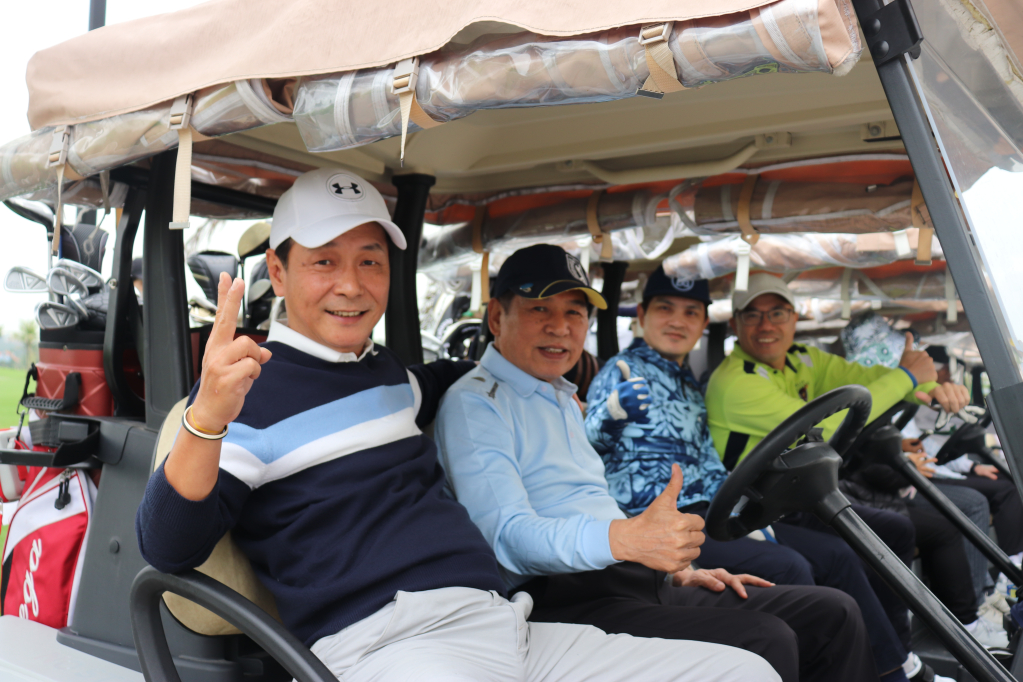 Du khách chơi golf hài lòng với chất lượng và dịch vụ tại sân Tuần Châu (TP Hạ Long).