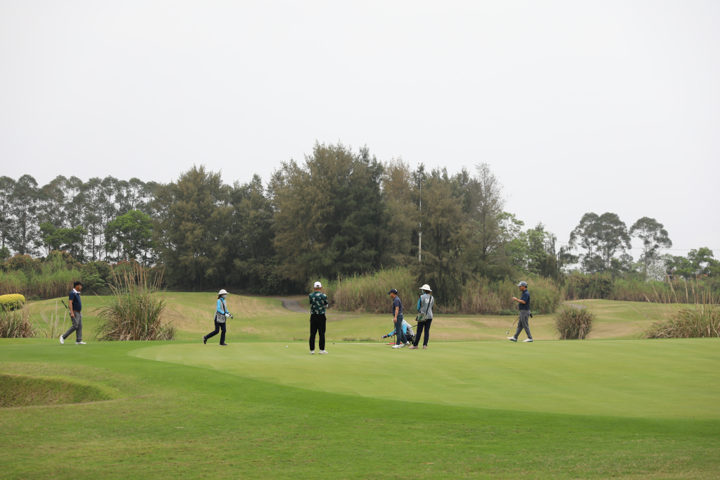 Du khách chơi golf tại sân golf Vĩnh Thực (TP Móng Cái).