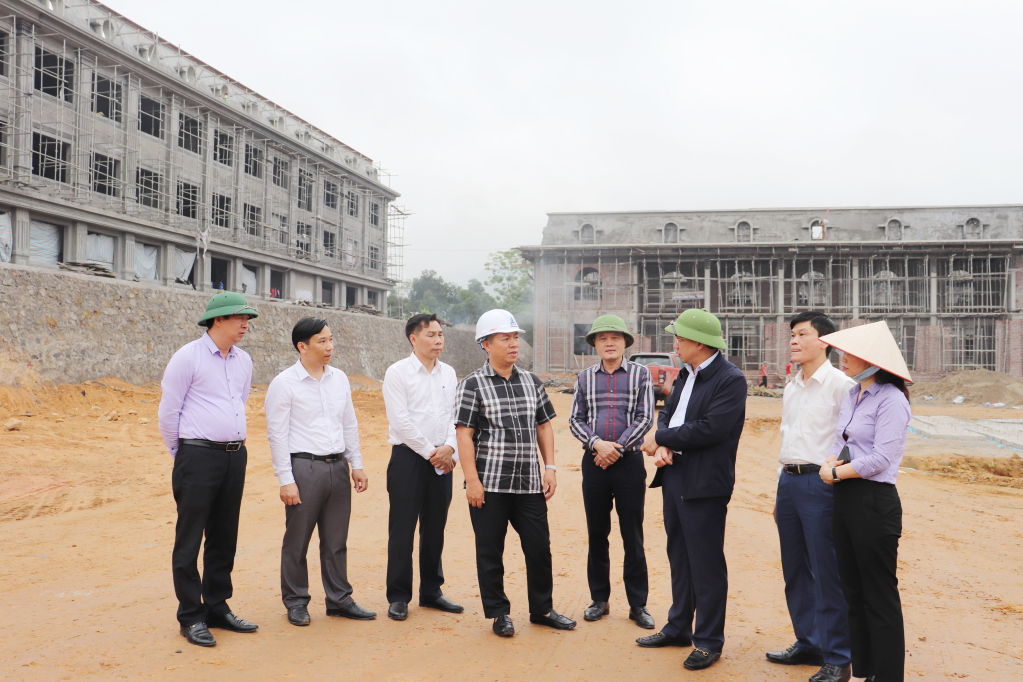 Đồng chí Nguyễn Xuân Ký, Ủy viên Trung ương Đảng, Bí thư Tỉnh ủy, Chủ tịch HĐND tỉnh cùng lãnh đạo các ngành kiểm tra tiến độ xây dựng Trường THPT Bình Liêu.