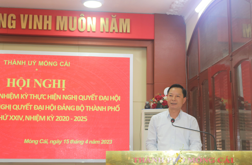 Đồng chí Lê Văn Ánh, Phó Chủ tịch HĐND tỉnh phát biểu tại hội nghị