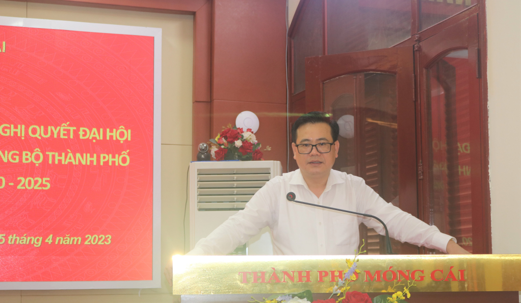 Đồng chí Hoàng Bá Nam, Bí thư Thành ủy Móng Cái phát biểu tại hội nghị