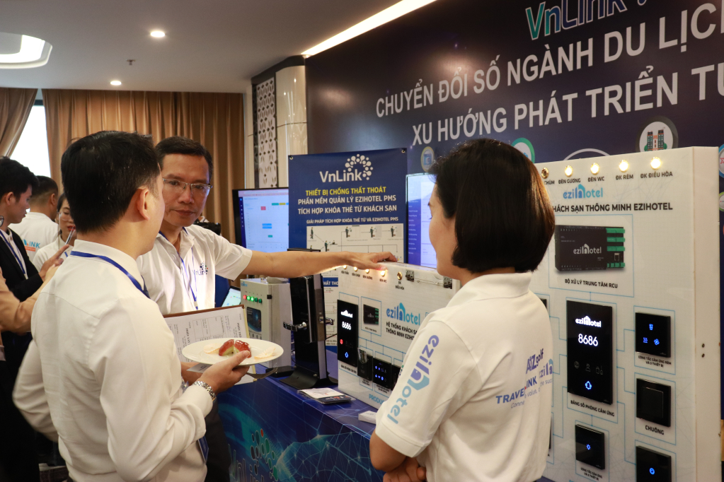 Doanh nghiệp công nghệ số giới thiệu sản phẩm du lịch số cho khách hàng.