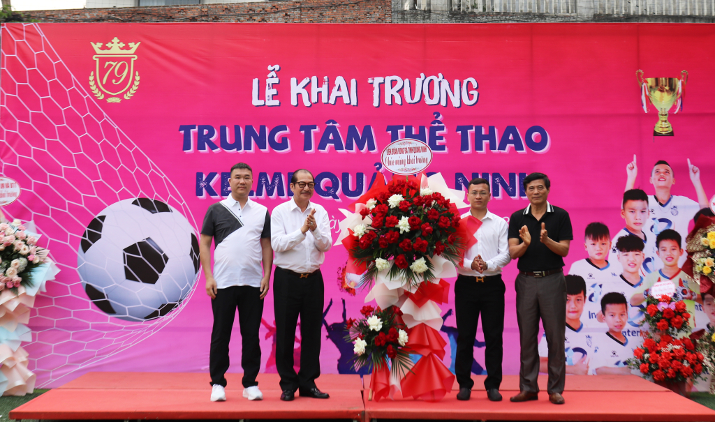 Liên đoàn bóng đá Quảng Ninh tặng hoa chúc mừng tại lễ khai trương.