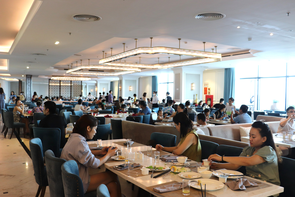 Du khách dùng bữa tại khách sạn FLC Hạ Long.