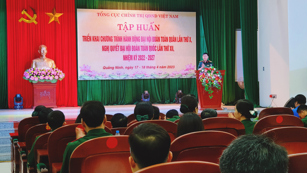 Đại tá Trần Viết Năng, Trưởng Ban Thanh niên Quân đội phát biểu khai mạc chương trình tập huấn.