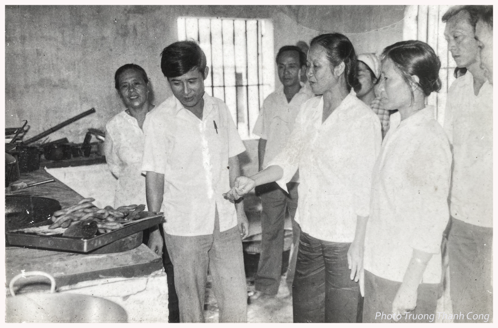 Các đồng chí lãnh đạo Tỉnh Quảng Ninh cùng lãnh đạo ngành thăm gian bếp của nhà trường những năm đầu khi mới xây dựng. Ảnh tư liệu
