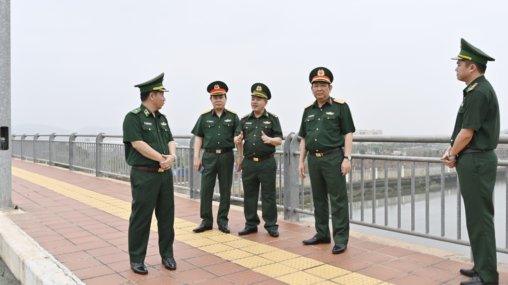 Đoàn công tác của Bộ tổng tham mưu QĐND Việt Nam kiểm tra tại cửa khẩu Bắc Luân 2 (TP Móng Cái)