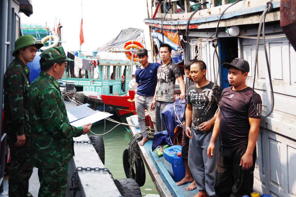 Cán bộ Đồn BP Ngọc Vừng thông báo lỗi vi phạm cho đại diện các chủ tàu cá