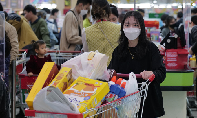 Hanoi mandates masks in crowded places as Covid returns