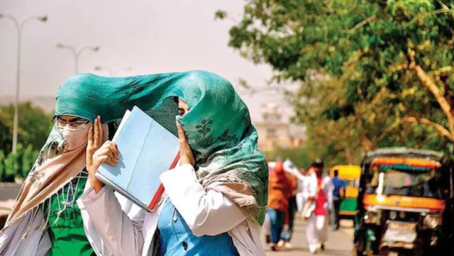 Ấn Độ đóng cửa trường học do nắng nóng nghiêm trọng - Ảnh 1.