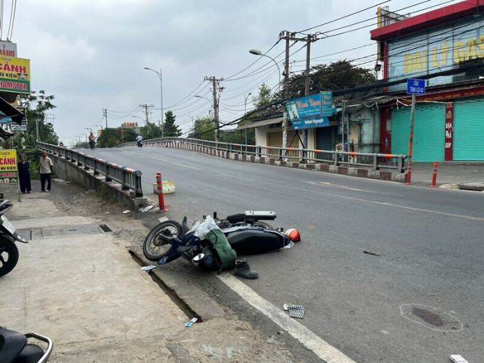 Tránh một phụ nữ đi bộ, người đàn ông đi xe máy bị ô tô tải tông tử vong 1