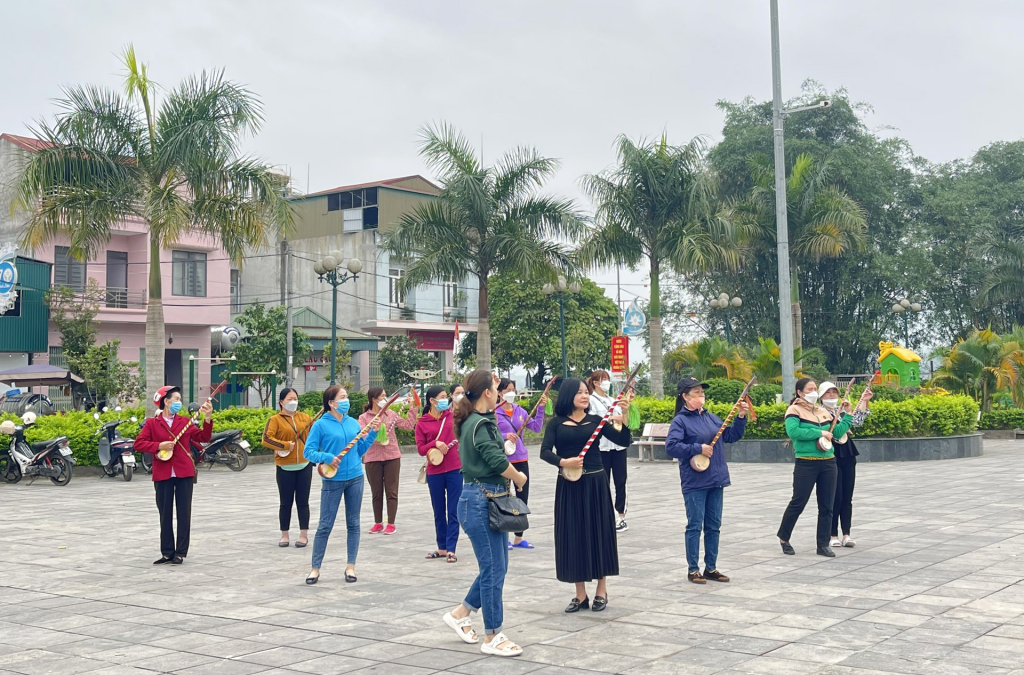 Các nghệ nhân đàn tính người dân tộc Tày tích cực tập luyện, chuẩn bị tham gia biểu diễn tại Carnaval Hạ Long 2023.