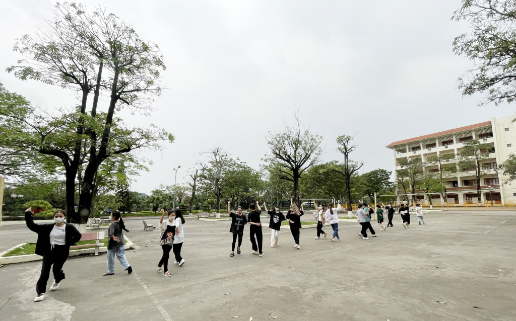 Sinh viên Trường Đại học Hạ Long gấp rút tập luyện các tiết mục biểu diễn tại Carnaval Hạ Long 2023.