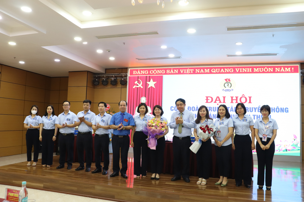 Lãnh đạo Công đoàn viên chức tỉnh và Trung tâm truyền thông tỉnh tặng hoa chúc mừng các đồng chí được bầu vào Ban Chấp hành Công đoàn Trung tâm truyền thông tỉnh khóa II.