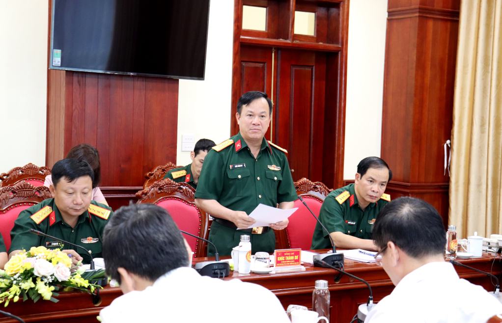 Đại tá Khúc Thành Dư, Chỉ huy Trưởng BCH Quân sự tỉnh phát biểu tại hội nghị.