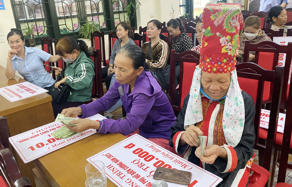 Hội CTĐ tỉnh phối hợp với Hội LHPN tỉnh trao vốn vay hỗ trợ sinh kế cho các hộ phụ nữ có hoàn cảnh đặc biệt khó khăn xã Quảng Sơn (huyện Hải Hà) trong Chương trình 
