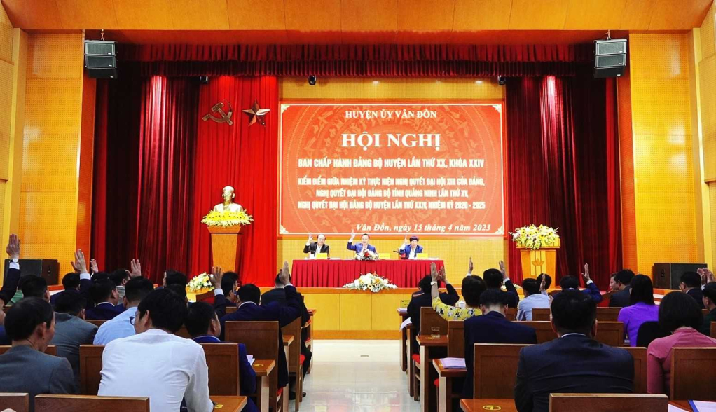 Hội nghị kiểm điểm giữa nhiệm kỳ thực hiện Nghị quyết Đại hội Đảng các cấp nhiệm kỳ 2020 – 2025 của BCH Đảng bộ huyện Vân Đồn. Ảnh: Thanh Nga (CTV)