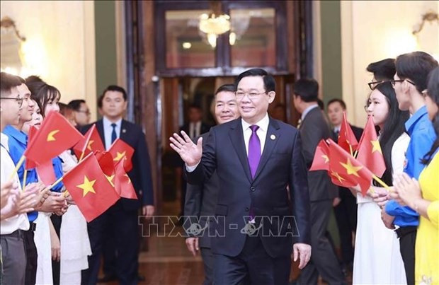 NA Chairman meets Vietnamese community in Cuba hinh anh 1