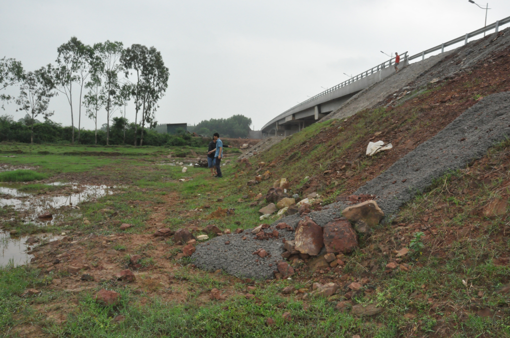 Đất, đá, bê tông rơi vãi xuống đồng ruộng trong quá trình thi công dự án