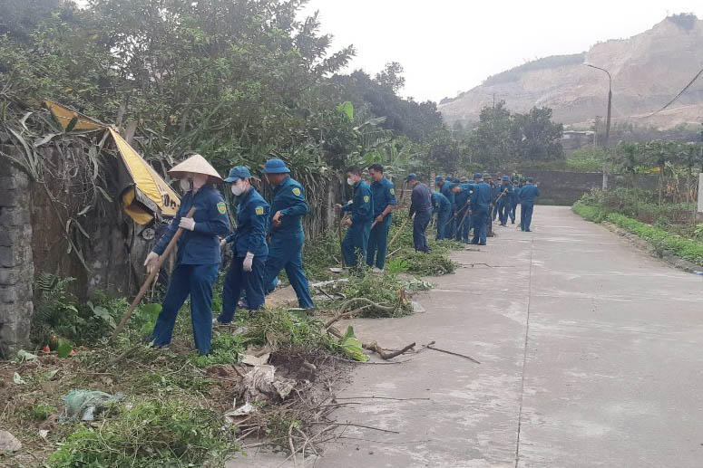 Cán bộ, chiến sĩ dân quân tự vệ (Cụm 20 tích cực tham gia rọn vệ sinh đường làng tại khu 4 phường Băc sơn (TP uông Bí).
