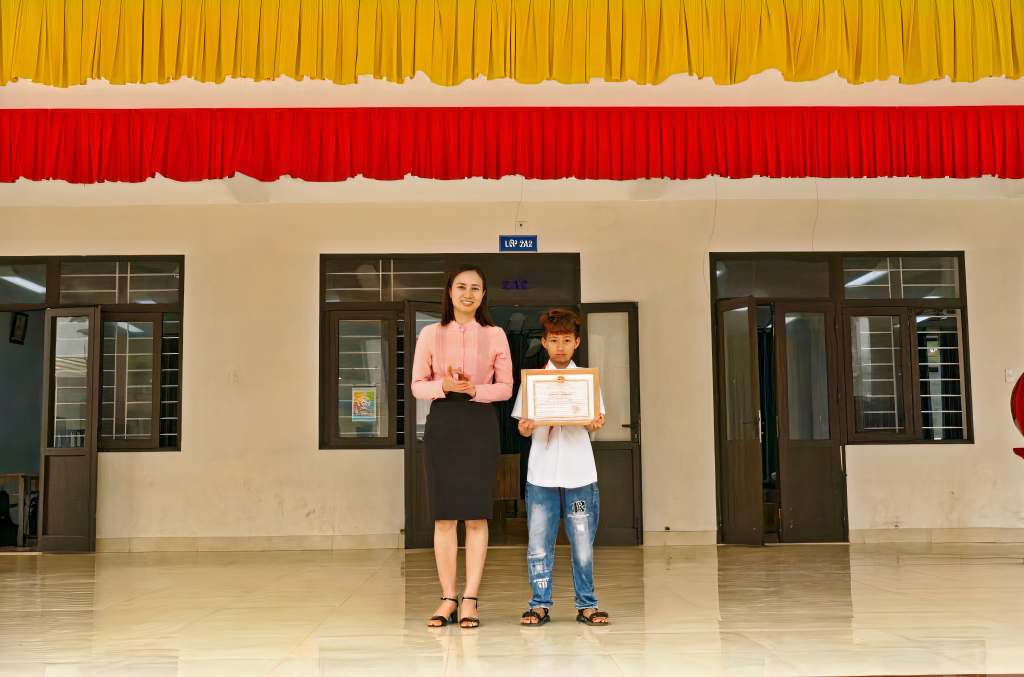 UBND thị trấn Cô Tô tặng giấy khen cho em Đỗ Việt Hoàng – Học sinh lớp 4A2 vì có hành động đẹp nhặt được của rơi trả người đánh mất.