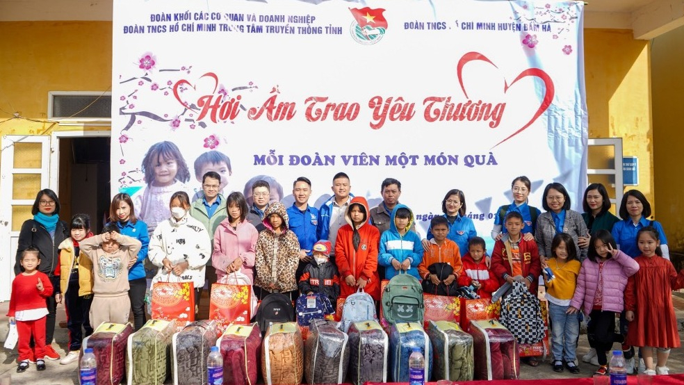 Đoàn Thanh niên Trung tâm Truyền thông tỉnh tổ chức chương trình “Hơi ấm trao yêu thương” tại xã Quảng Lâm (huyện Đầm Hà), tháng 1/2023. Ảnh: Đỗ Quang