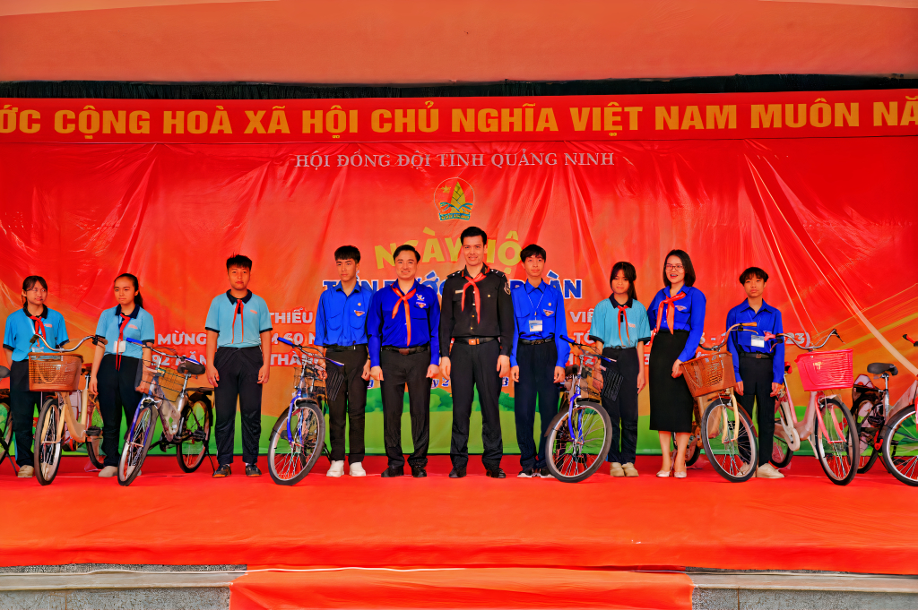 Tỉnh Đoàn trao tặng 10 xe đạp được trao tặng cho các em học sinh có hoàn cảnh khó khăn tại liên đội trường THCS Lê Quý Đôn (TX Quảng Yên) trong Ngày hội “Tiến bước lên Đoàn” cấp tỉnh năm học 2022-2023.