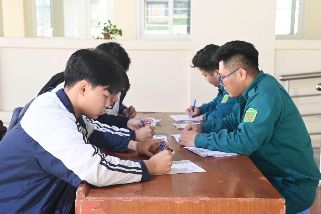 Công dân xã Lê Lợi, TP Hạ Long tích cực tham gia đăng ký nghĩa vụ quân sự năm 2023.