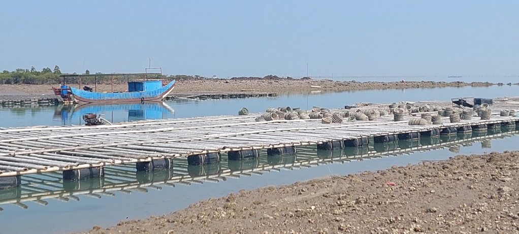 Bè nuôi trồng thủy sản tại khu vực vùng biển Cống Cách, thôn 4, xã Vĩnh Trung