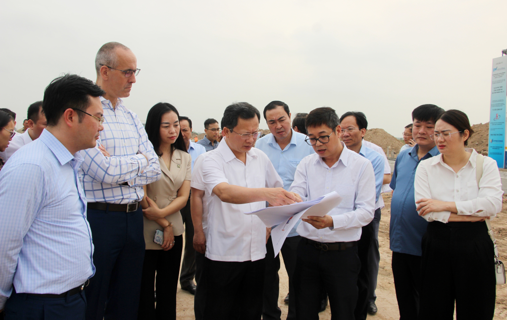 Đồng chí Cao Tường Huy, Quyền Chủ tịch UBND tỉnh, nghe chủ đầu tư KCN Bắc Tiền Phong báo cáo khó khăn, vướng mắc trong quá trình triển khai đầu tư. Ảnh: Mạnh Trường
