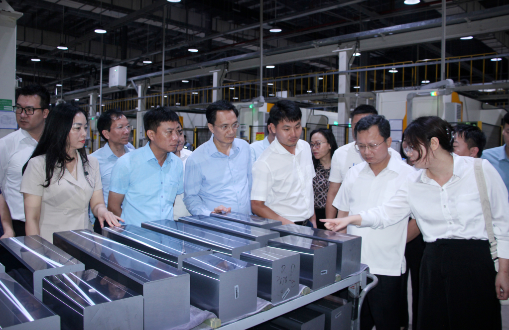 Đồng chí Cao Tường Huy, Quyền Chủ tịch UBND tỉnh cùng đoàn công tác thăm dây chuyền sản xuất của Nhà máy Jinko Solar 2 (KCN Sông Khoai). Ảnh: Mạnh Trường