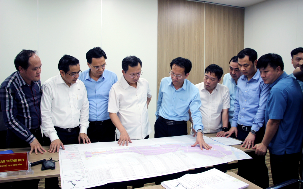 Đồng chí Cao Tường Huy, Quyền Chủ tịch UBND tỉnh, nghe các sở, ban, ngành của tỉnh báo cáo về tiến độ triển khai đầu tư của KCN Sông Khoai. Ảnh: Mạnh Trường