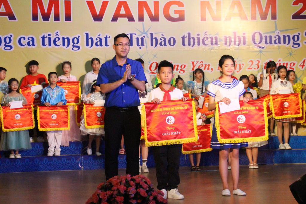  Đồng chí Nguyễn Thế Minh, Phó Bí thư TT Tỉnh đoàn trao giải Nhất cho đội thi trường Tiểu học Tân An và THCS Hà An.